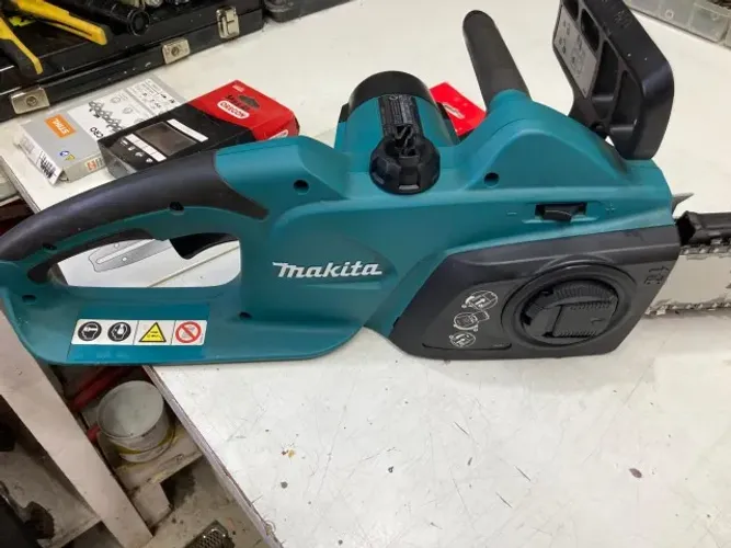 Motoserra Makita UC3041A 220V Semi nova, com acessórios