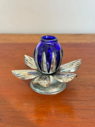 Castiçal, em metal no formato de flor com vidro azul - Eberle - 11cm de diâmetro