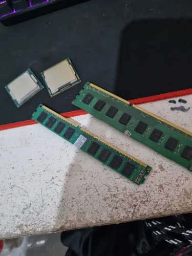 Memórias, placas mãe e, processadores 