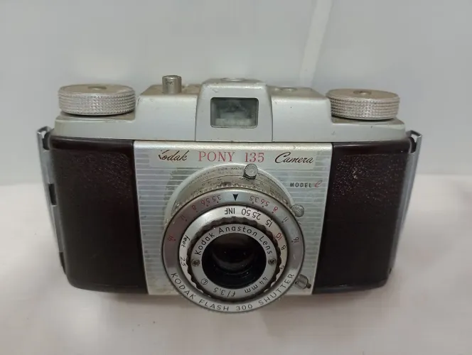 Máquina fotográfica Kodak pony 135
