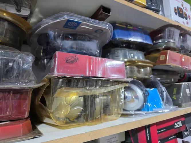 Fones de ouvido diversos, alguns funcionando, pacote com 10 unds.