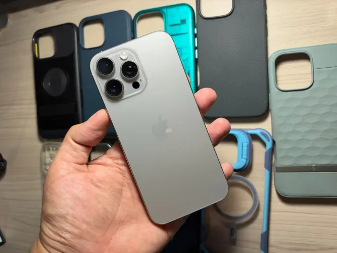 Apple iPhone 16 Pro Max (256 GB) - Titânio natural - 90% de saúde da bateria