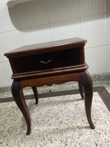 Duas Mesas de Cabeceira Provençal Clássicas em Madeira - Elegantes e Firmes