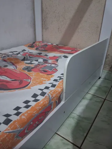 Vendo cama infantil casinha , vai com o colchao.