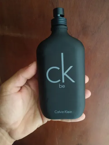Calvin Klein ORIGINAL, líquido está 70 % mas dá metade 