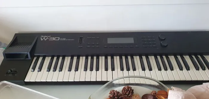 Lote de instrumentos roland w30 gotek behringer mic100 vamp pedais e mais