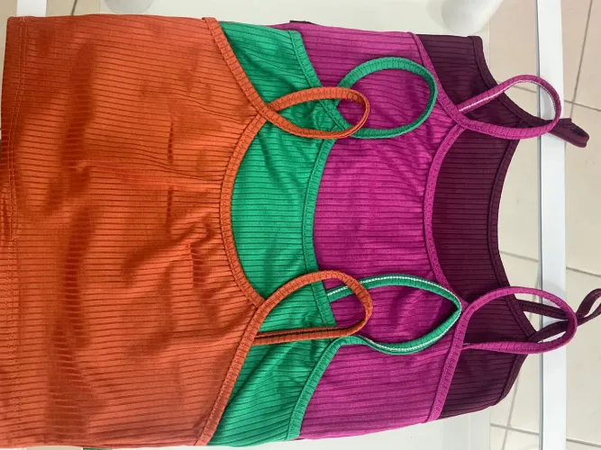 Kit com 3 tops de malha canelada