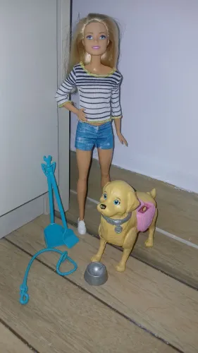 Barbie passeando com cachorro