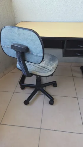 Escrivaninha de mdf e cadeira giratória