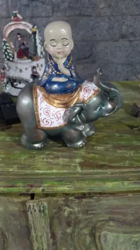Escultura de Monge no elefante, peça no nos traz força, proteção e sabedoria.