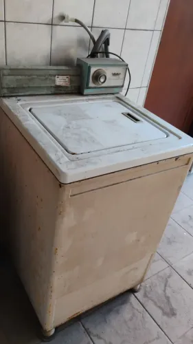 Máquina de lavar antiga.