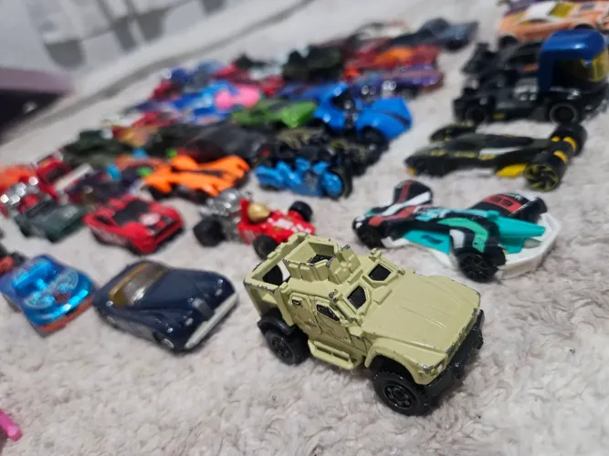 Carrinhos Hotwheells + Super Wings