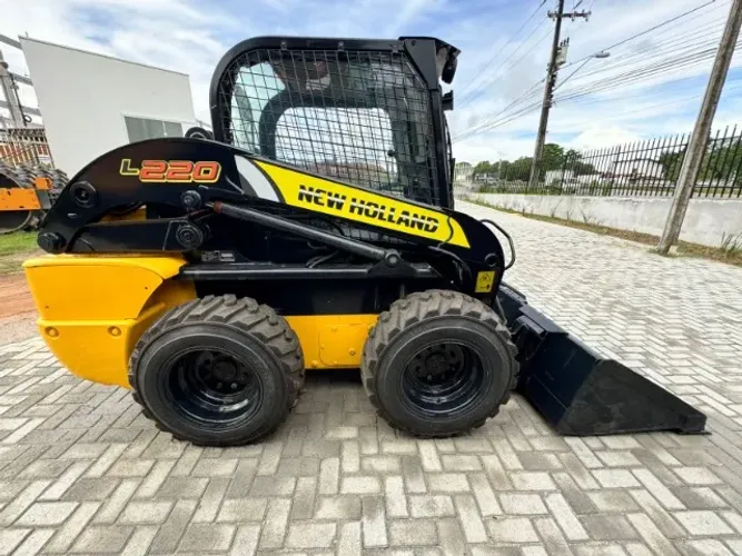 Minicarregadeira - New Holland - L220 - 2010