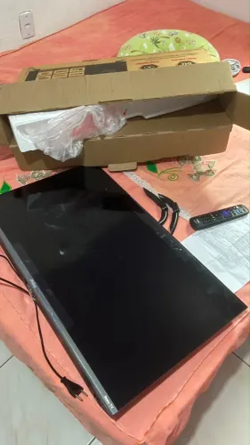 TV PHILCO COM BORDA INFINITA