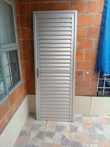 porta de alumínio com aduela , 77cmx2.08 metros cada
