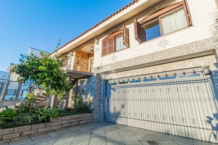 Linda casa com alicerce em pedra, , próxima ao Jardim Planalto!