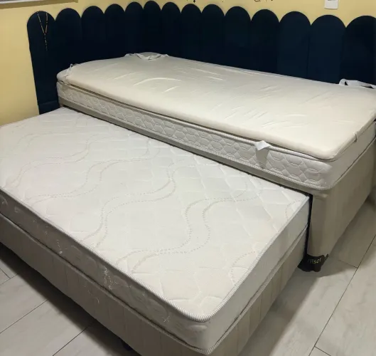 Cama com cama auxiliar quase sem uso