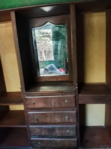 Guarda-roupa de duas portas e quatro gavetas