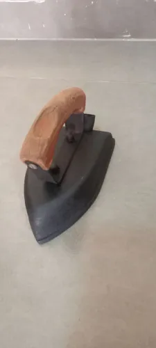 Ferro pequeno de passar roupa decoração