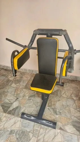 Aparelho de musculação,  Desenvolvimento lateral de ombro