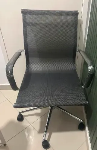 Cadeira diretor Charles Eames em Tela Mesh - ESTADO DE NOVO (SEMINOVO)