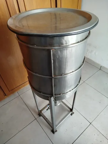 reservatório com base afunilada inox