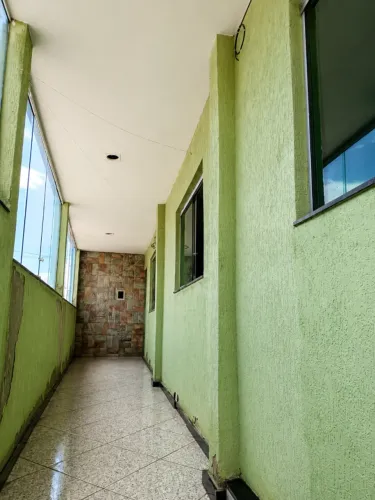 Casa 1 Quarto com Varanda, Blindex e Ótimo Acabamento