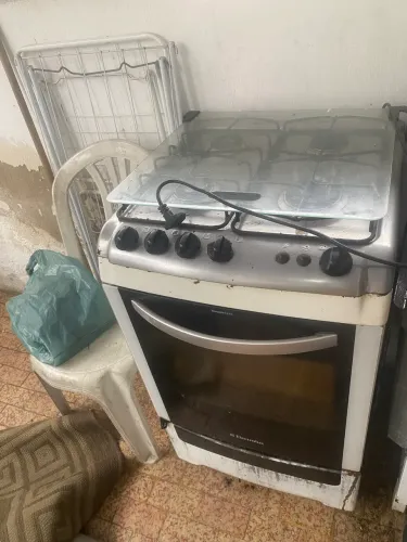 Vendo fogão usado, forno funcionando, 1 boca precisa desentupir!
