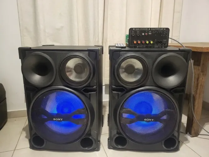 Caixa de som amplificada da Sony com Bluetooth e karaokê