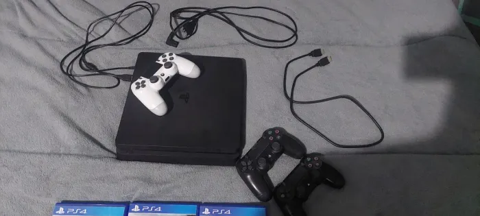 PS4 SLIM 1T, 2 CONTROLES E 3 JOGOS COM CABOS E 1 CARREGADOR PARA OS CONTROLES