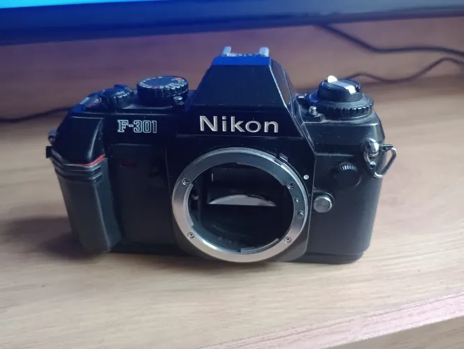 Máquina fotográfica Nikon F-301