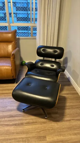 Poltrona e Pufe em Couro Charles Eames