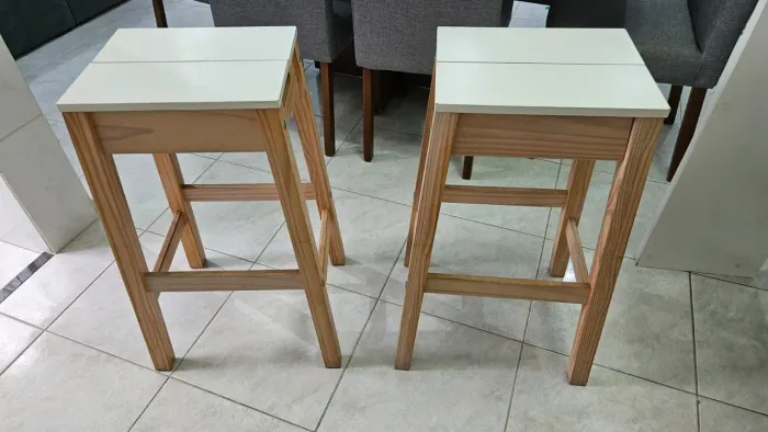 Banquetas de madeira