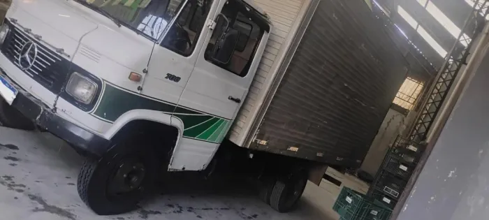 Caminhão 708 baú