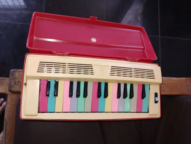 Vendo um teclado um piano a pilha antigo da marca japonesa sunrise