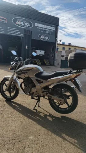 Vendo Twister 250 carburado, motor revisado sem nem um fazendo de óleo ela só pegar e and
