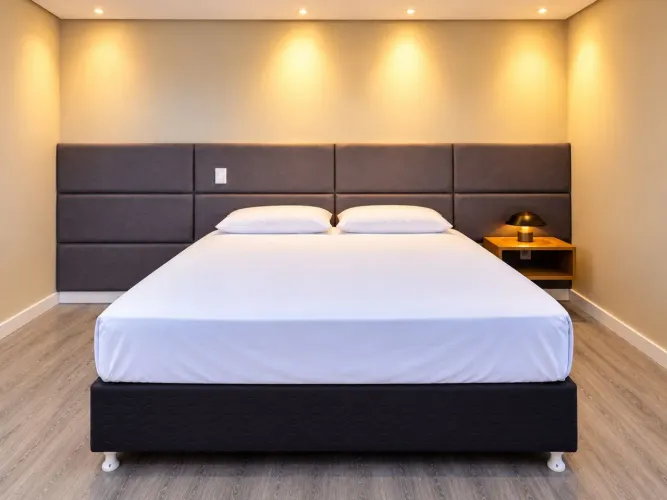 Cama queen, com colchão e base estofada preta, em bom estado de conservação.