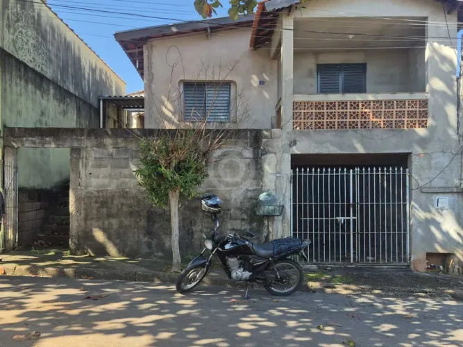 Casa de rua : / Residencial / Jardim Maria