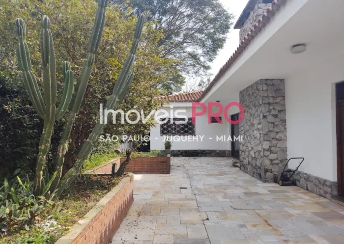 Linda casa com 750 m2 area total e 450 área útil Bolsão de Interlagos