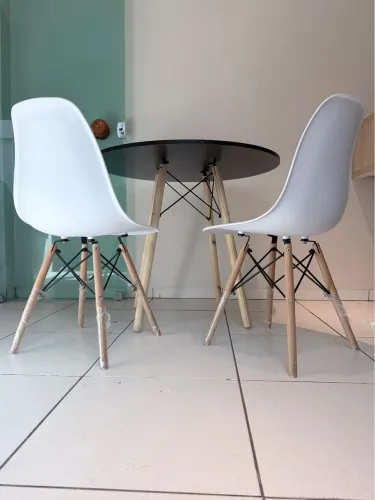 Mesa Eifell e cadeiras