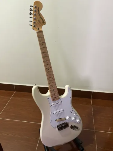 Stratocaster Squier by Fender com upgrades (regulada)