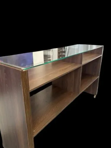 Aparador em madeira com tampo de vidro, próprio para casa ou loja