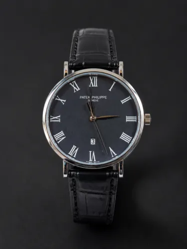 Relógio PP pulseira de couro preto