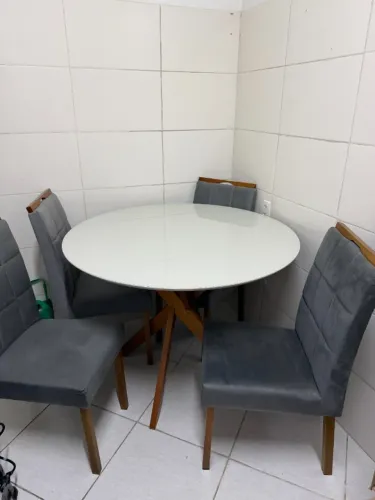 Mesa de jantar redonda com 4 cadeiras estofadas cinza