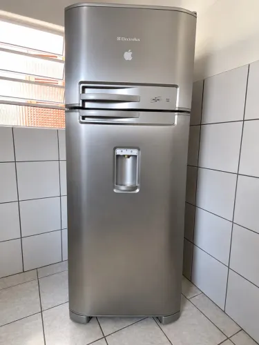 Geladeira Electrolux Inox com Dispenser de Água