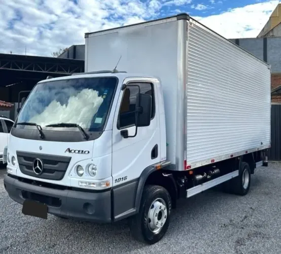 ACCELO 1016 BAÚ SECO ANO 2015.