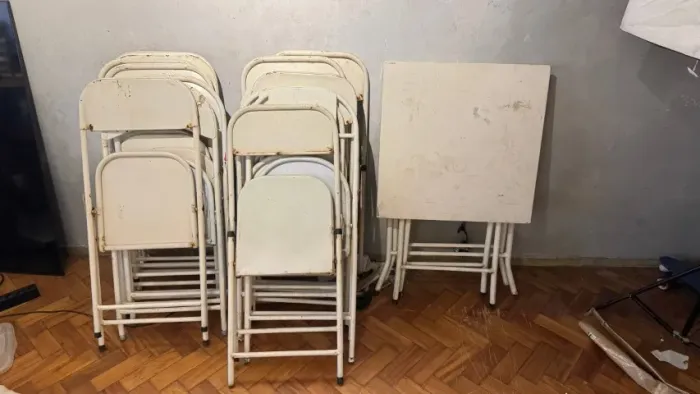 Jogo de mesa com 4 cadeiras dobráveis - R$ 170