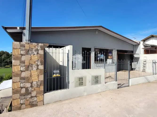 Casa com 3 quartos com 3 moradias, no Bairro São José