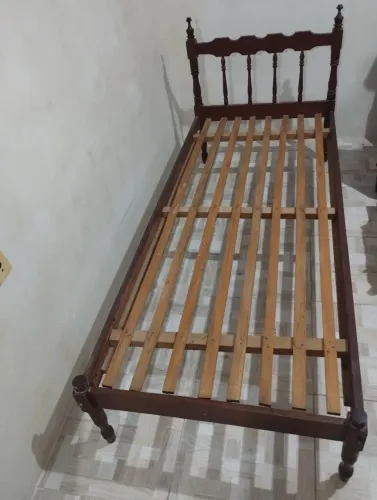Cama de solteiro em madeira antiga