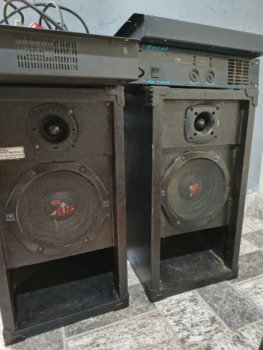 Mesa com potência e caixa de som